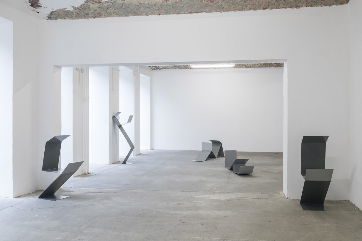 <i>stepping stairs</i>, 2018 
</br>
installation view, kw institute for contemporary art, berlin
>