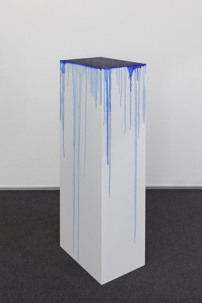 <i>à chaque stencil une revolution, une après l'autre</i>, 2009-2014
</br>
carbon paper and alcohol on mdf pedestal
</br>
86 x 21 x 29,7 cm / 33.8 x 8.2 x 11.6 in >