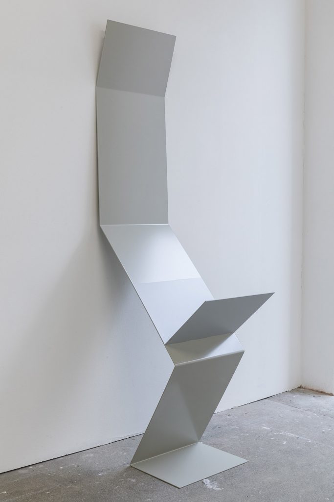 <i>untitled (laptop man)</i>, 2018 
</br>
steel, polish, 160 x 35 x 60 cm / 62.9 x 13.7 x 23.6 in
</br>
installation view, kw institute for contemporary art, berlin 
>