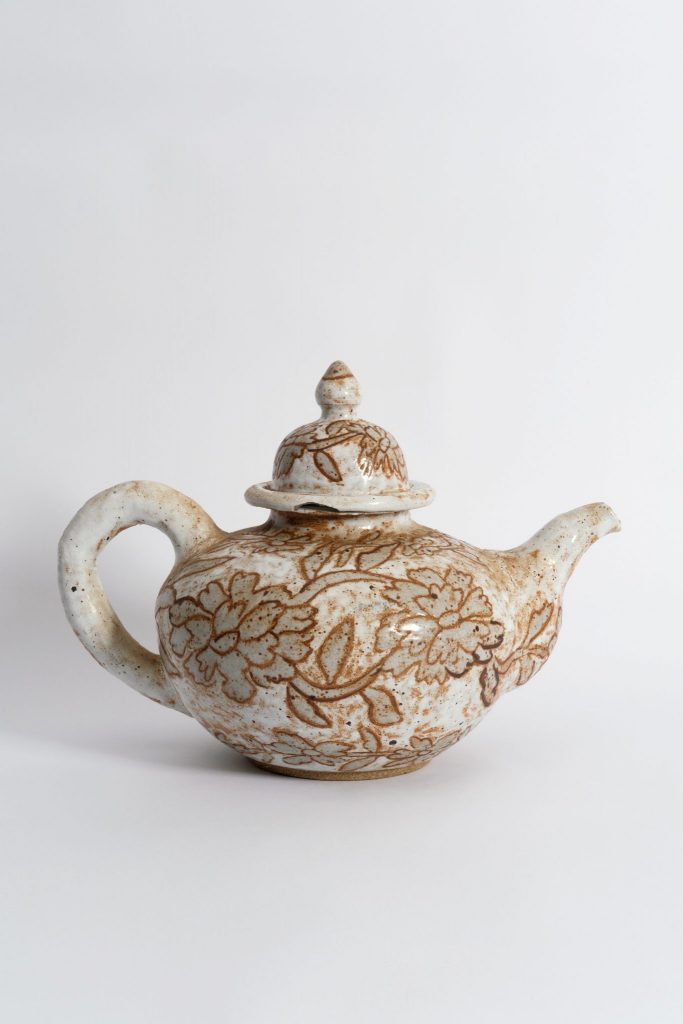 <i>untitled</i>, 1994
</br>
glazed ceramic, 23,5 x 30,4 x 22,8 cm / 9.2 x 12 x 9 in>
