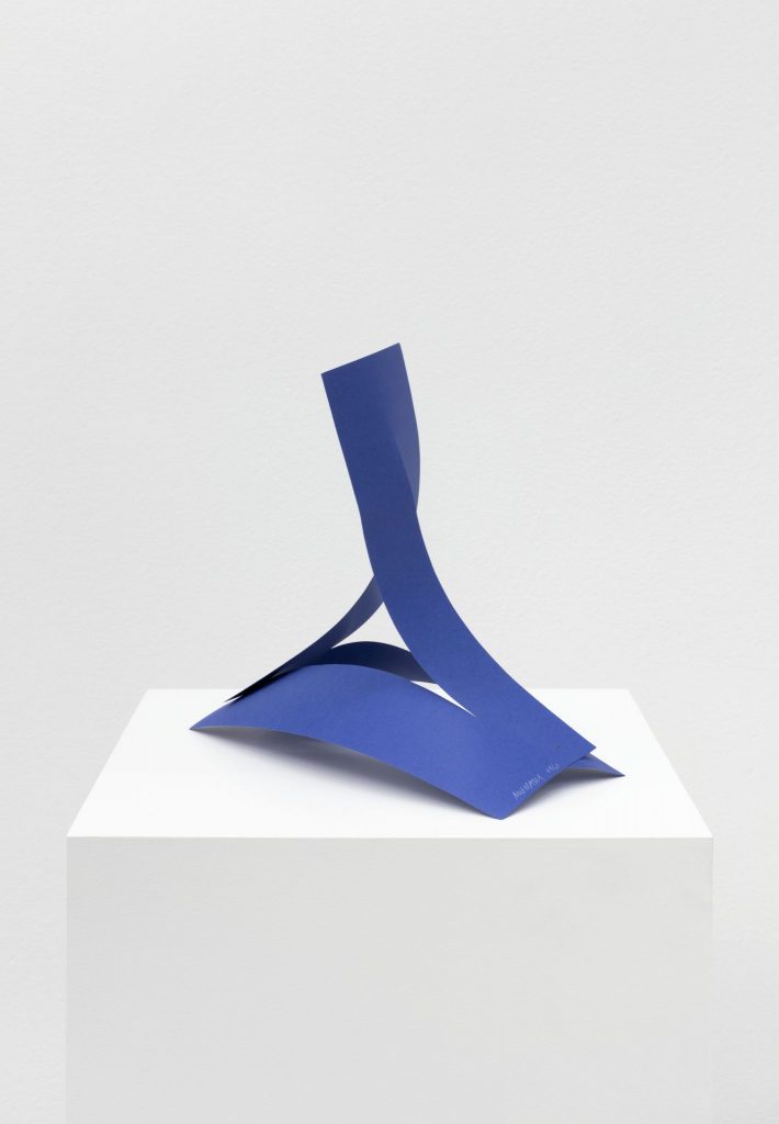 <i>scultura da viaggio (travel sculpture)</i>, 1960
</br>
cardboard, 35 x 28 cm / 13.8 x 11 in>