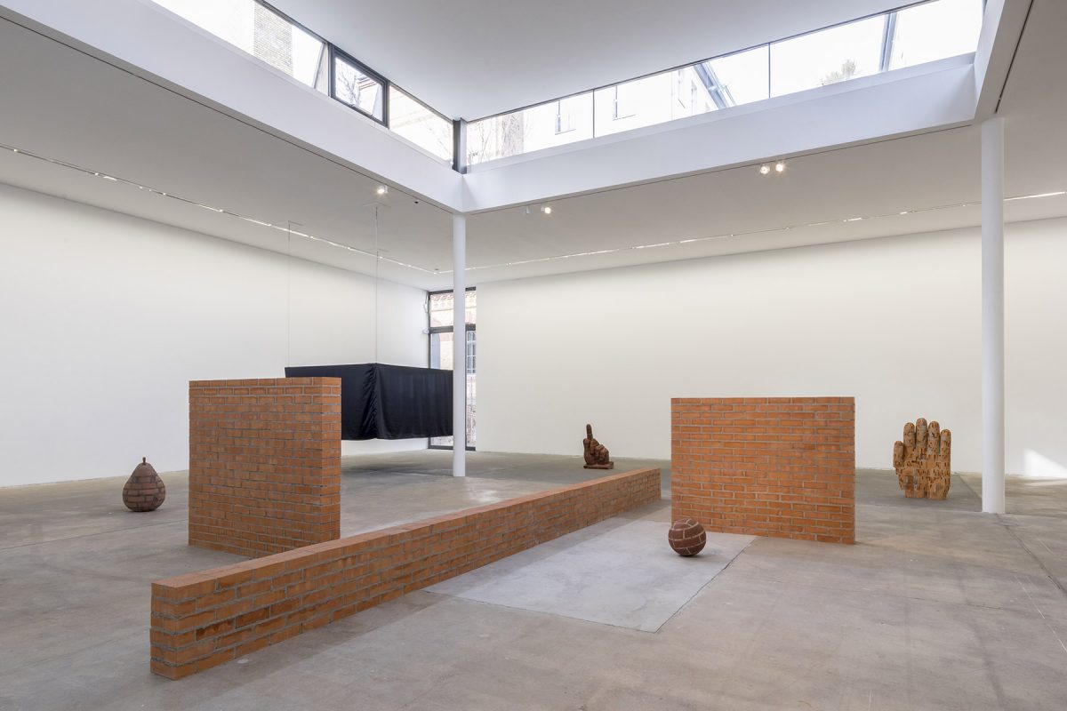 <i>stepping stairs</i>, 2018 
</br>
installation view, kw institute for contemporary art, berlin
>