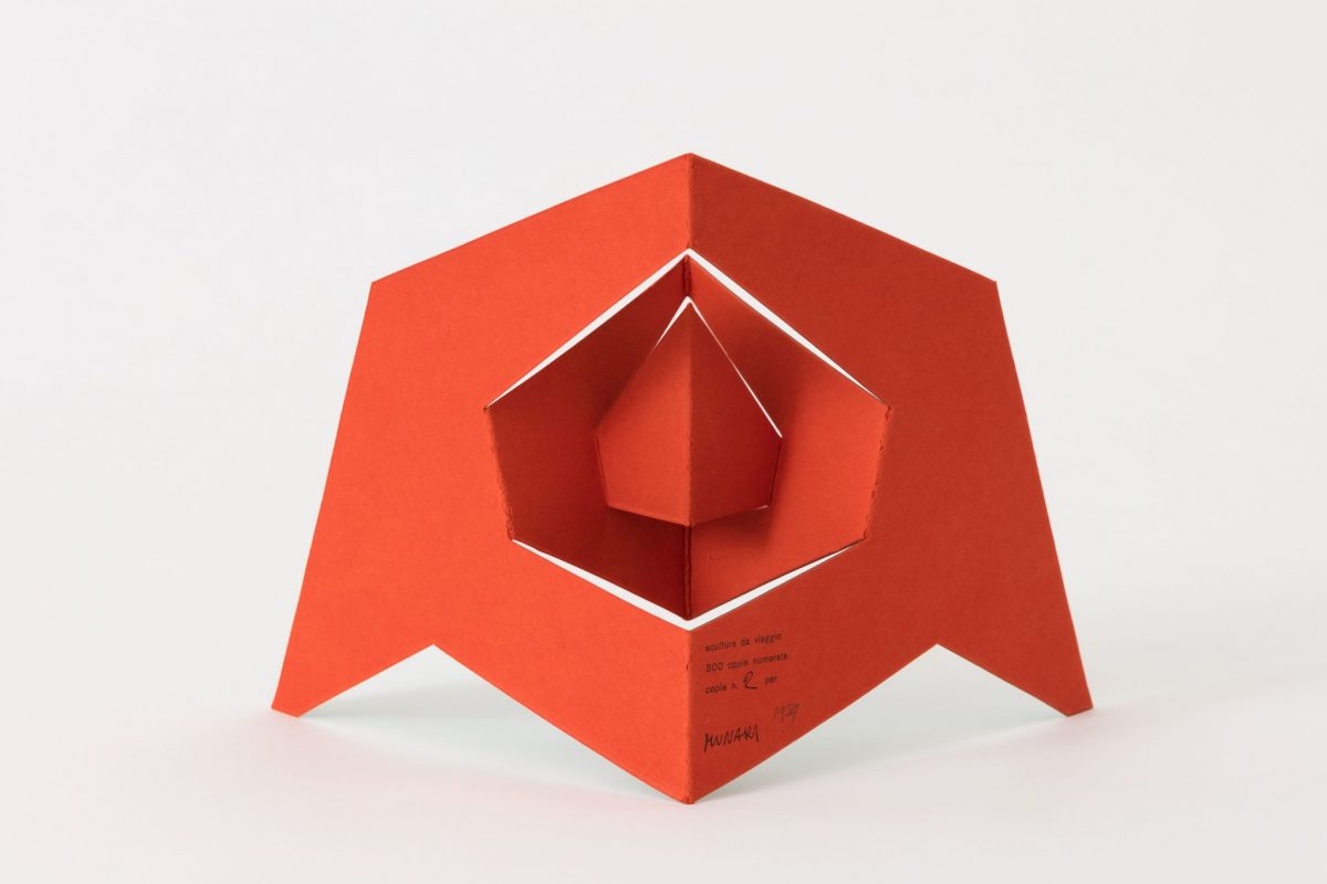<i>scultura da viaggio 525 (travel sculpture 525)</i>, 1959
</br>
cardboard, 18 x 30 cm / 7.1 x 11.8 in>