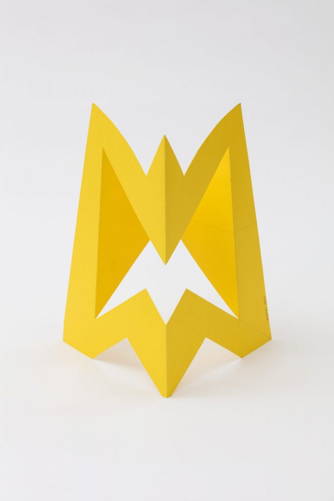 <i>scultura da viaggio 522 (travel sculpture 522)</i>, 1987
</br>
cardboard, 25 x 38 cm / 9.8 x 15 in>