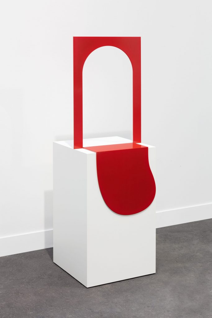 <i>untitled</i>, 2018 
</br>
glazed steel, plinth, 130 x 40 x 30 cm / 51.1 x 15.7 x 11.8 in
>