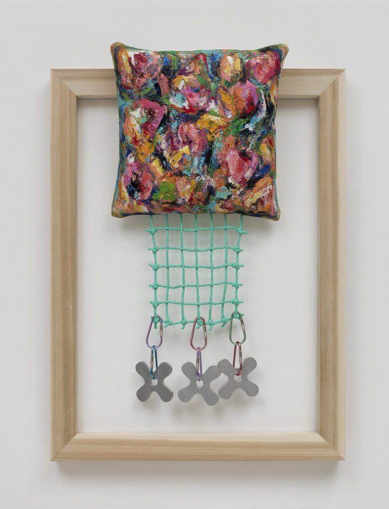 <i>untitled</I>, 2017
</br>
oil on canvas, flashe, acrylic, carabiners, poplar
</br>
61 x 45 x 12 cm / 24 x 17.7 x 4.7 in
>