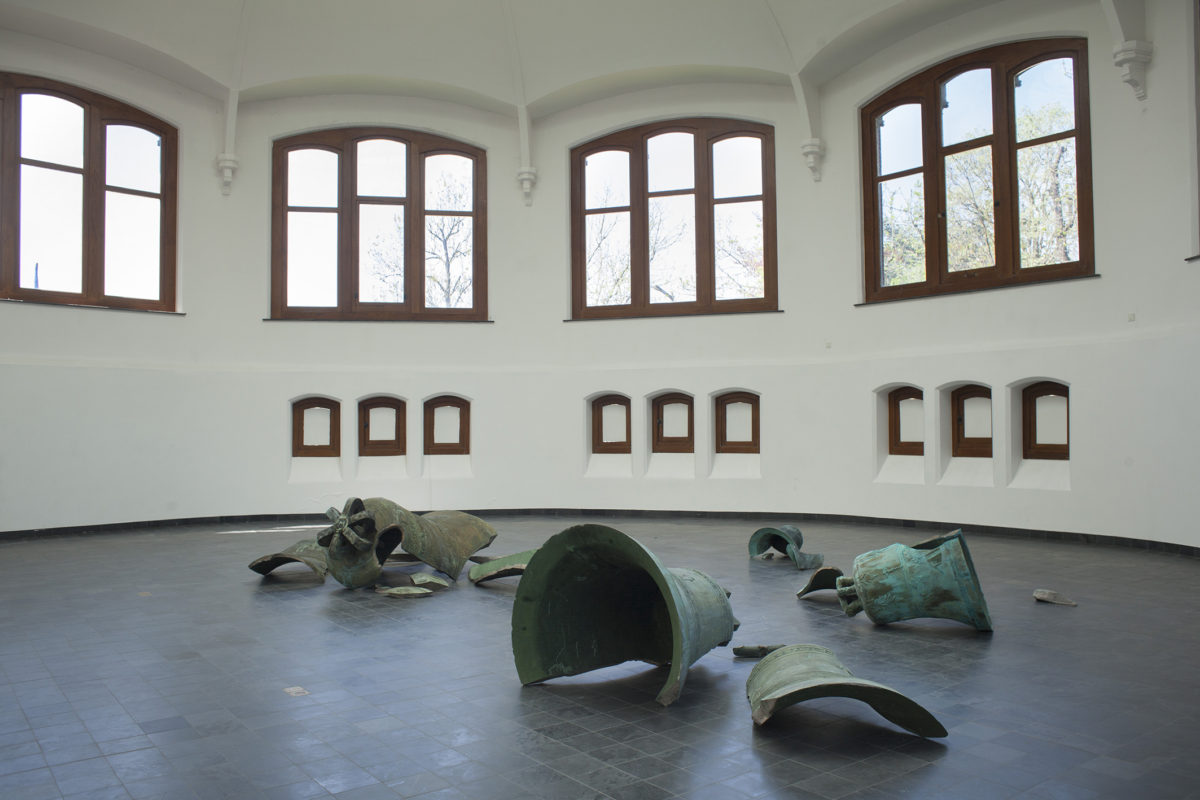 <i>falling, lovely and beautiful</i>, 2018
</br> 
installation view, kiosk, ghent>