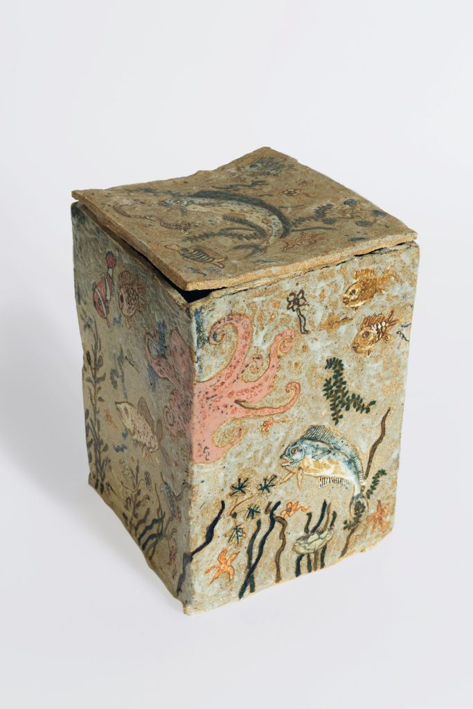 <i>untitled</i>, 2009
</br>
glazed ceramic, 23,8 x 15,8 x 16,8 cm / 9.3 x 6.2 x 6.6 in>