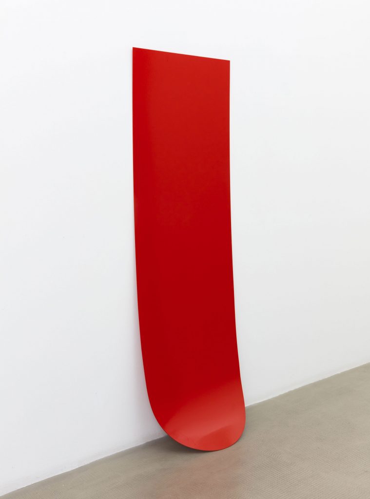 <i>untitled</i>, 2018 
</br>
glazed steel, 190 x 60 x 28 cm / 74.8 x 23.6 x 11 in>