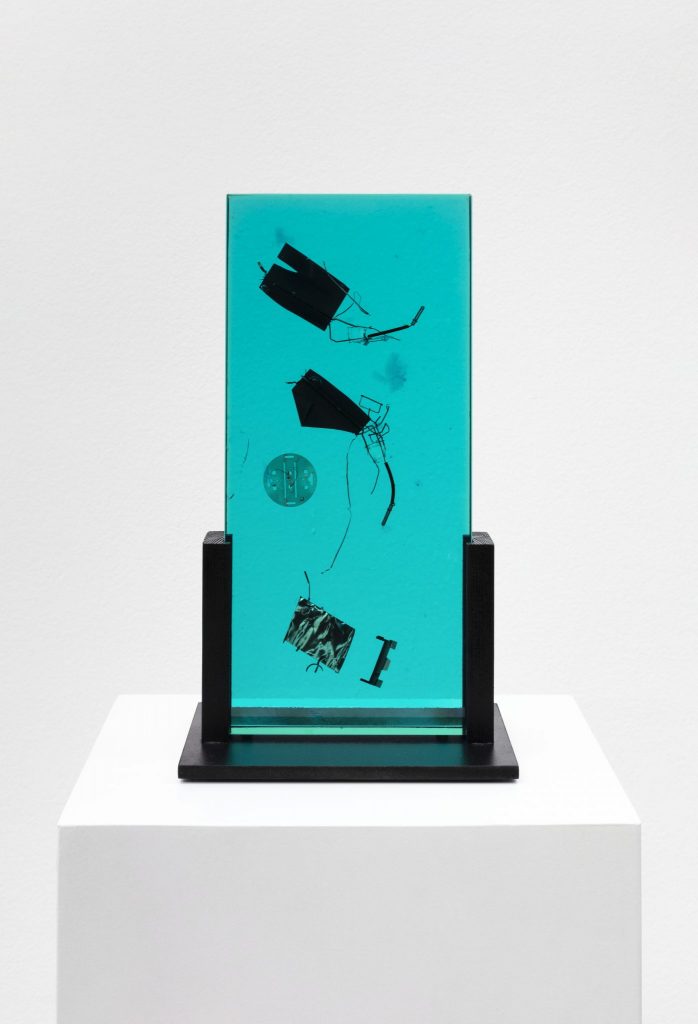 <i>fossile del 2000 (fossil from 2000)</i>, 1991
</br>plexiglass and metal, 36 x 20,6 x 12,1 cm / 14.2 x 8.1 x 4.8 in
>