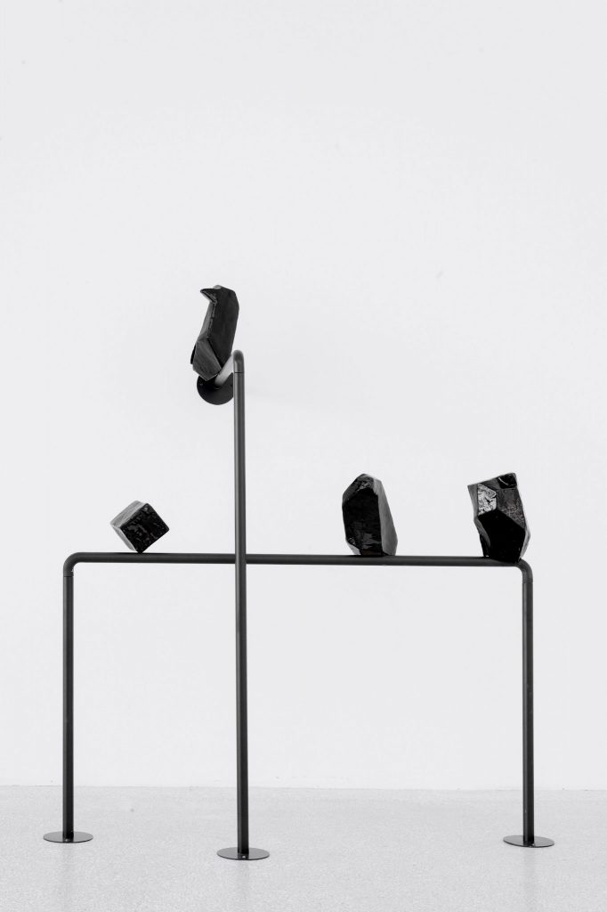 <i>raben</i>, 2016 
</br>
glazed porcelain, site specific iron handrail
</br>
20 x 10 x 10 cm / 7.9 x 3.9 x 3.9 in
</br>
installation view, museion, bolzano
>