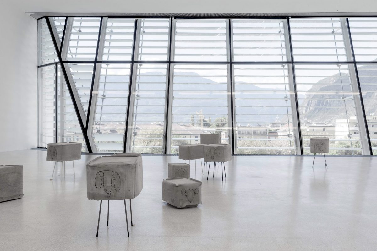 <i>up</i>, 2016 
</br>
installation view, museion, bolzano
>