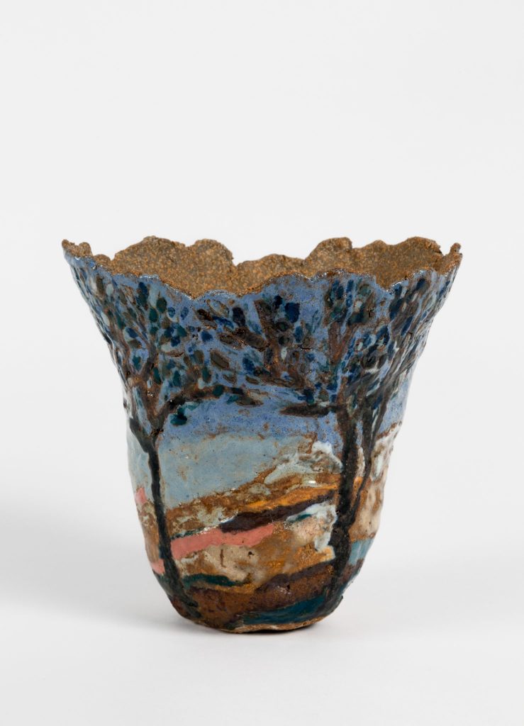 <i>untitled</i>, 2014
</br>
glazed ceramic, 15,2 x 13,9 x 15,2 cm / 7 x 5.5 x 6 in>