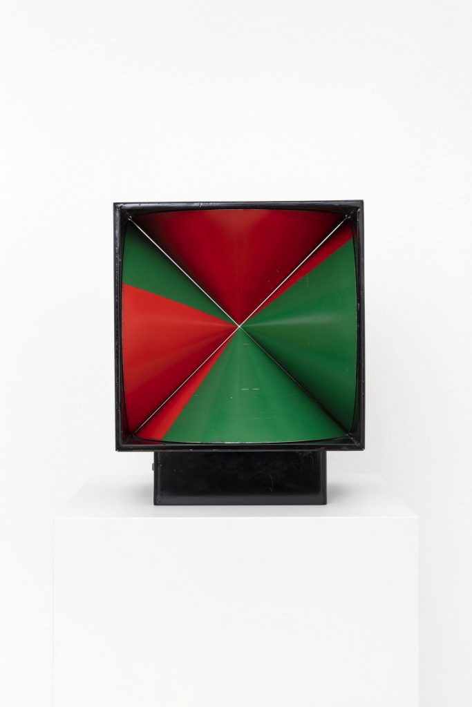 <i>tetracono (tetracone)</i>, 1965
</br>
aluminium, iron, electric engine
</br>
26,5 x 20 x 21,3 cm / 10.4 x 7.9 x 8.4 in
>