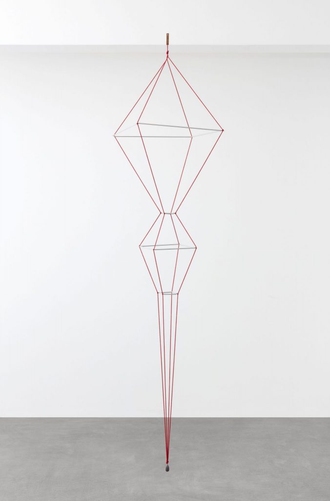 <i>filipesi</i>, 1991
</br>
cotton thread, aluminum, lead
</br>
280 x 50 x 50 cm / 110.2 x 19.7 x 19.7 in
>