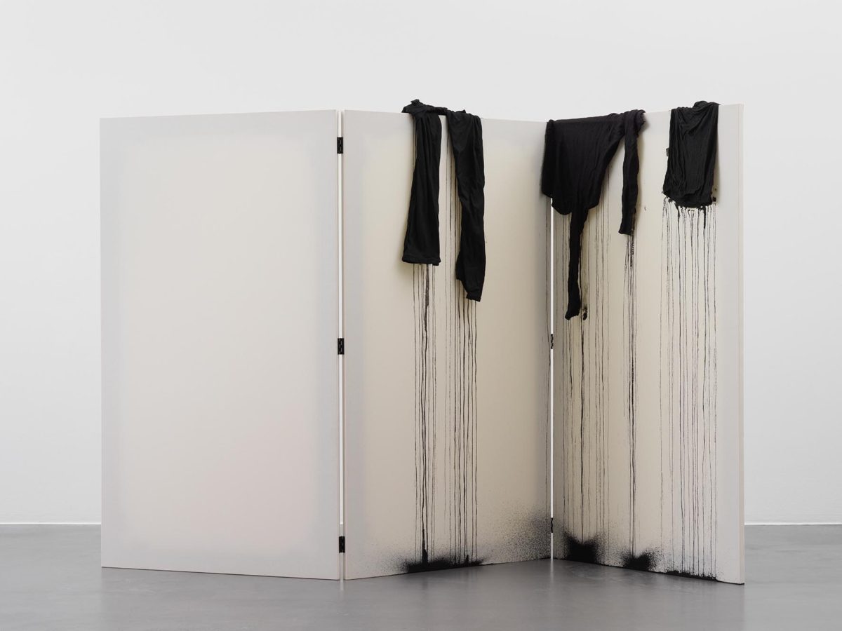 <i>screen shot r.m</i>, 2015
</br>
wood, aluminum frame, canvas, tack clothes, black indian ink
</br>
173 × 300 × 2,5 cm / 68.1 x 118.1 x 0.9 in >
