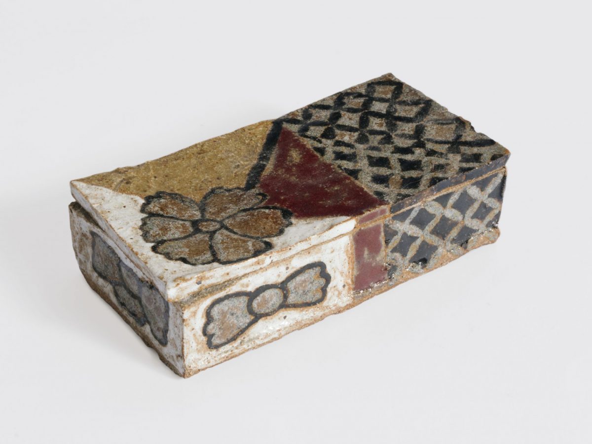 <i>untitled</i>, 2001
</br>
glazed ceramic, 3,8 x 14,6 x 7,9 cm / 1.5 x 5.7 x 3.1 in>