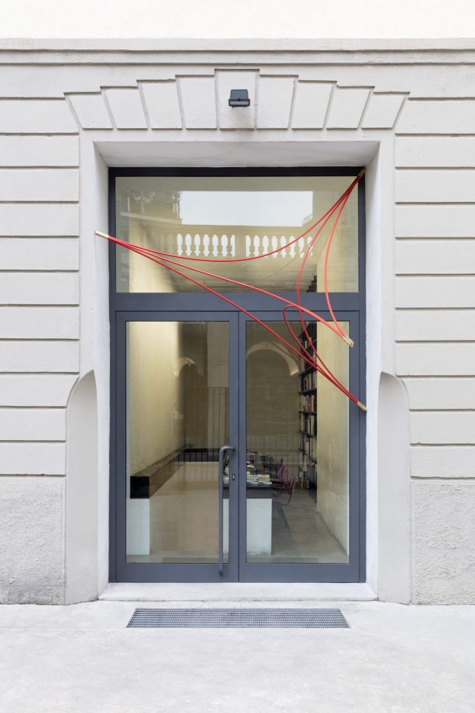 <i>flexi</i>, 1968-97
</br>
six red pipes, four brass joints
</br>
270 x 270 x 270 cm / 106.3 x 106.3 x 106.3 in>