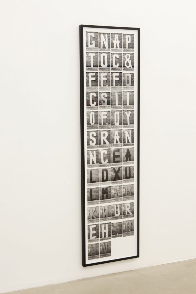 <I>subject lost</I>, 2013
</br>
epson print, 210,2 x 54,6 cm / 82.7 x 21.4 in 
>