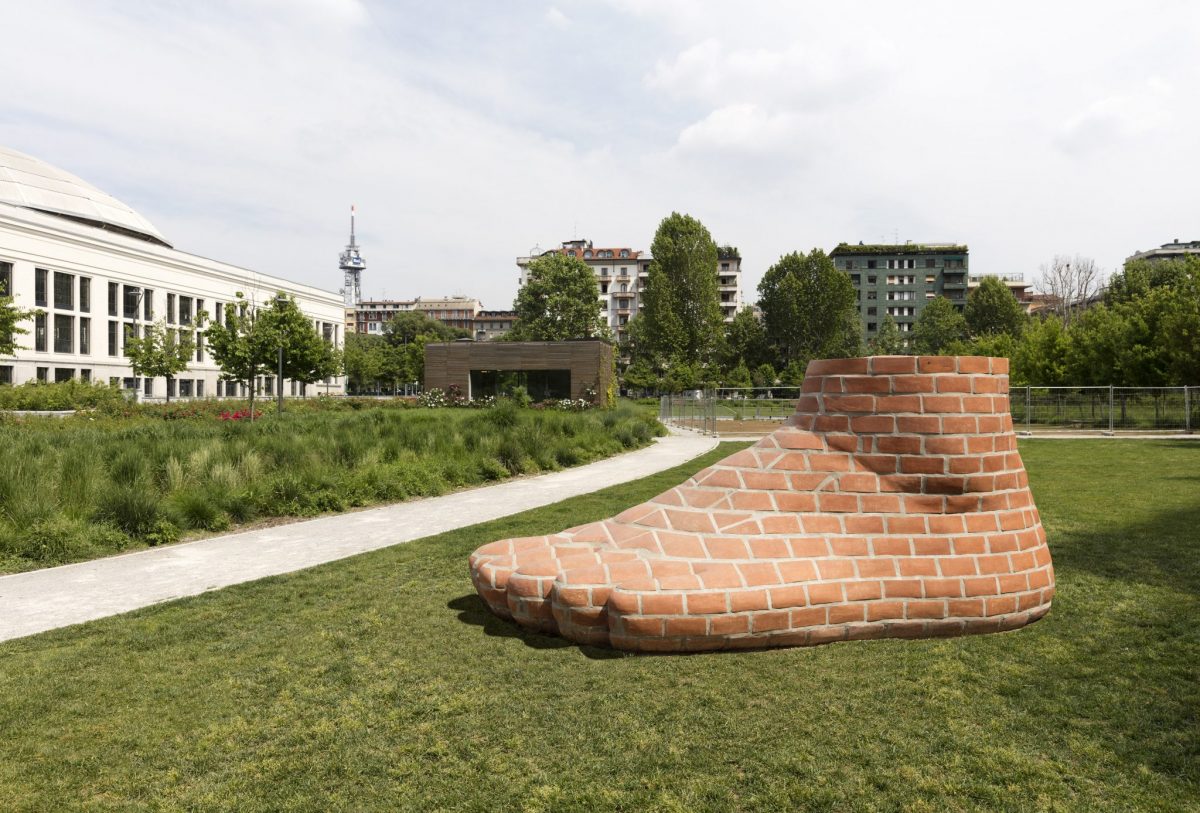 <i>foot for milan</i>, 2018 
</br>
installation view, ArtLine Milano, milan
>