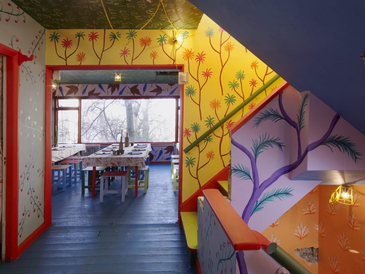 <i>snails in notting hill</i>, 2015
</br>
installation view, the fleming collection, london>