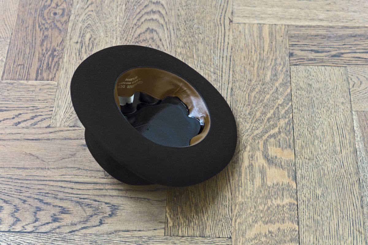 <i>Chapeau d'encre</i>, 2011
</br>
hats polyester glass, indian ink, 13 × 26,5 × 32 cm / 5.1 x 10.4 x 12.5 in>