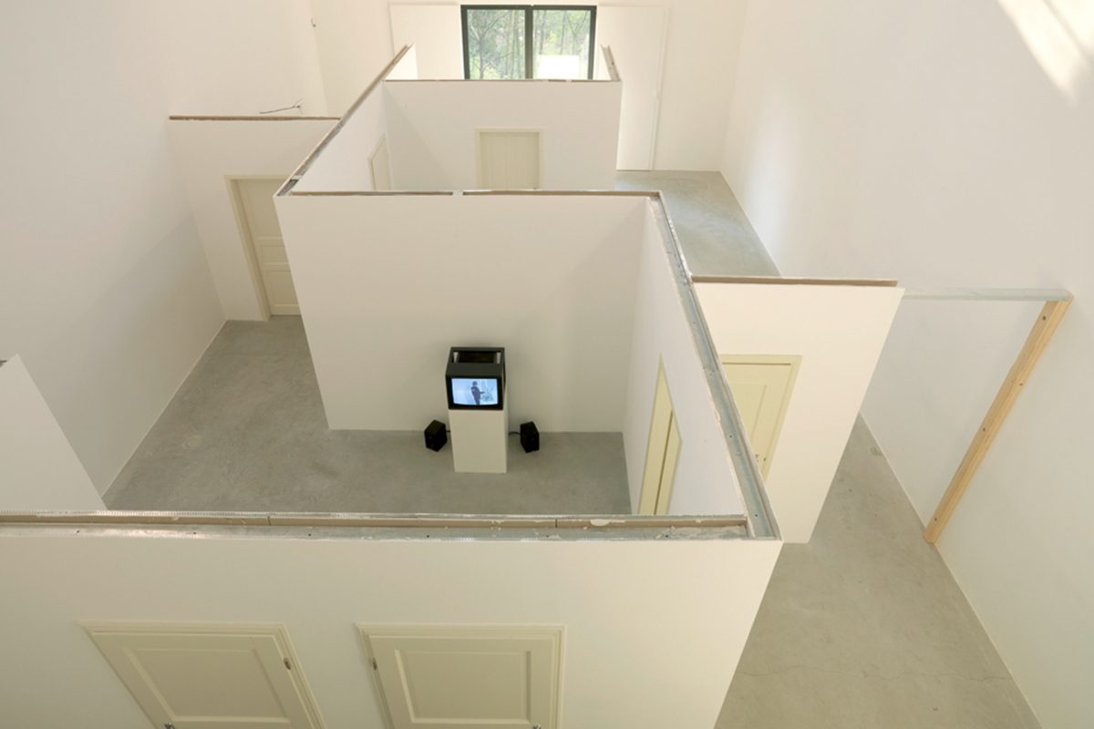 <i>turen, judith hopf and henrik olessen</i>, 2007 
</br>
installation view, portikus, frankfurt
>