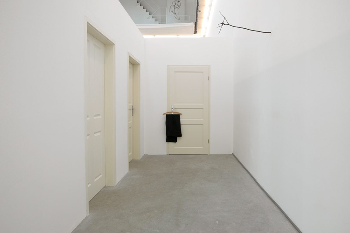 <i>turen, judith hopf and henrik olessen</i>, 2007 
</br>
installation view, portikus, frankfurt
>