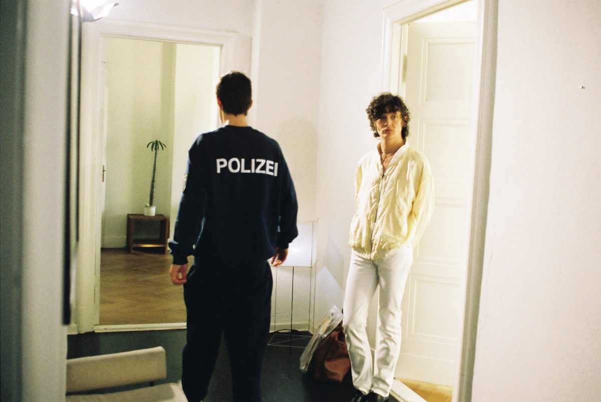 <i>turen, judith hopf and henrik olessen</i>, 2007 
</br>
video, color, sound, 5’
>
