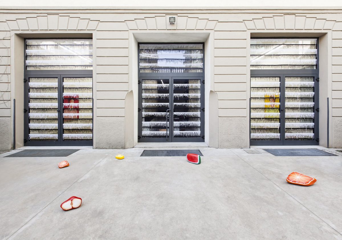 <i>two naked women</i>, 2015
</br>
installation view, kaufmann repetto, milan>