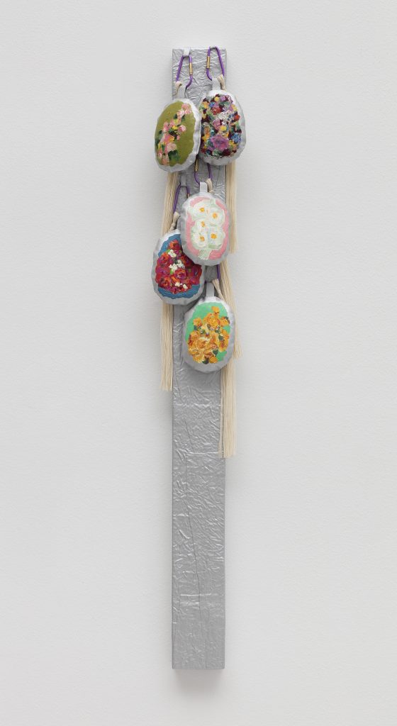 <i>untitled</I>, 2017
</br>
oil on linen and canvas with carabiners
</br>
91,4 x 12,7 x 7,6 cm / 36 x 5 x 3 in>