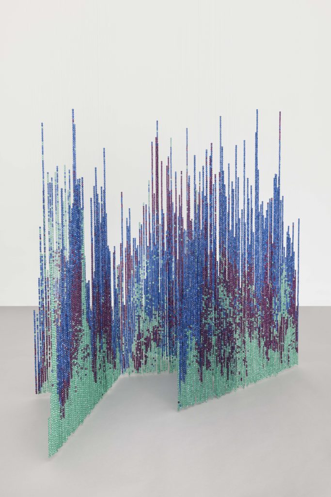 <i>Entre la nuit et l’aurore (Between night and dawn), </i>, 2025</br>
glass and nylon thread</br>
45,5 x 81,5 x 7,5 cm / 18 x 32 x 3 in>