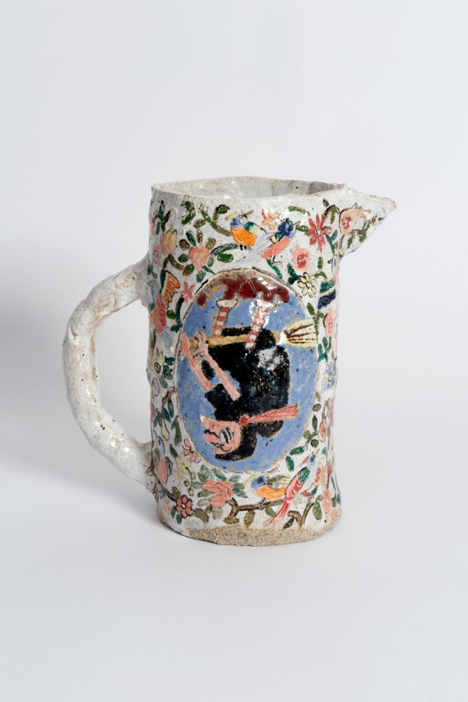 <i>untitled</i>, 2002
</br>
glazed ceramic, 17,1 x 16,5 x 8,6 cm / 6.8 x 6.5 x 3.4 in>