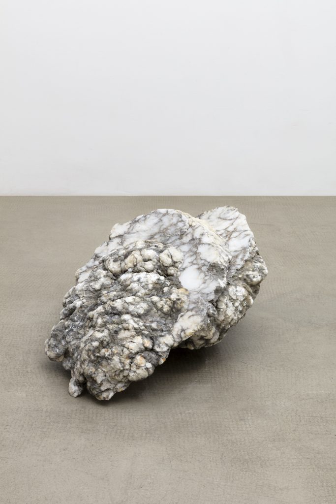 Gianni Caravaggio, <i>Mostrare i propri sentimenti (nuvola)</i>, 2019
</br>
alabaster, 36 x 78 x 56 cm / 14.2 x 30.7 x 22 in