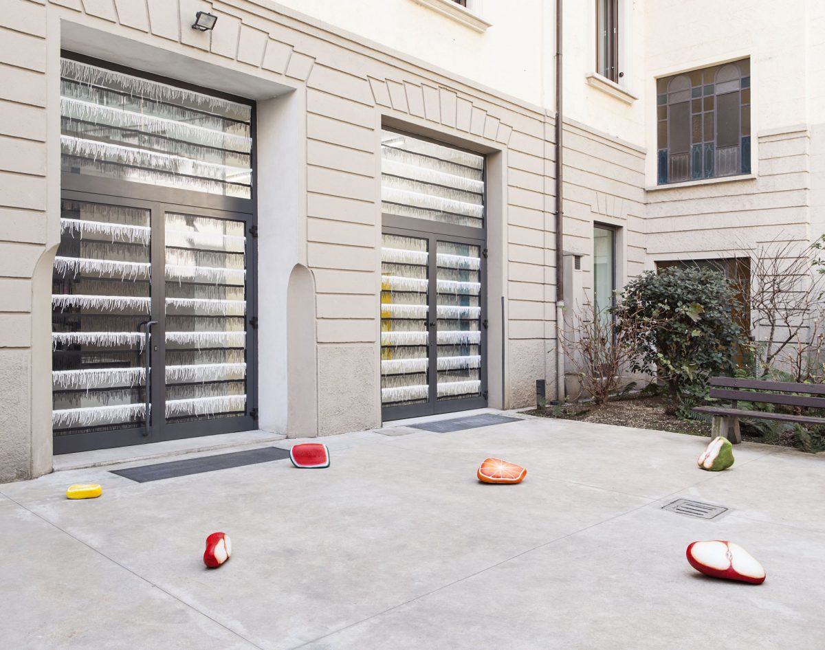 two naked women, installation view, kaufmann repetto, milan, 2015