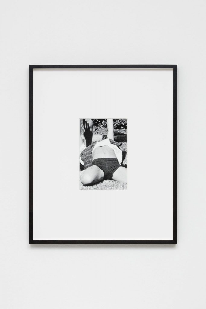 <i>hand shadow</i>, 2016</br>
silver gelatin print</br>28 x 18,4 cm
