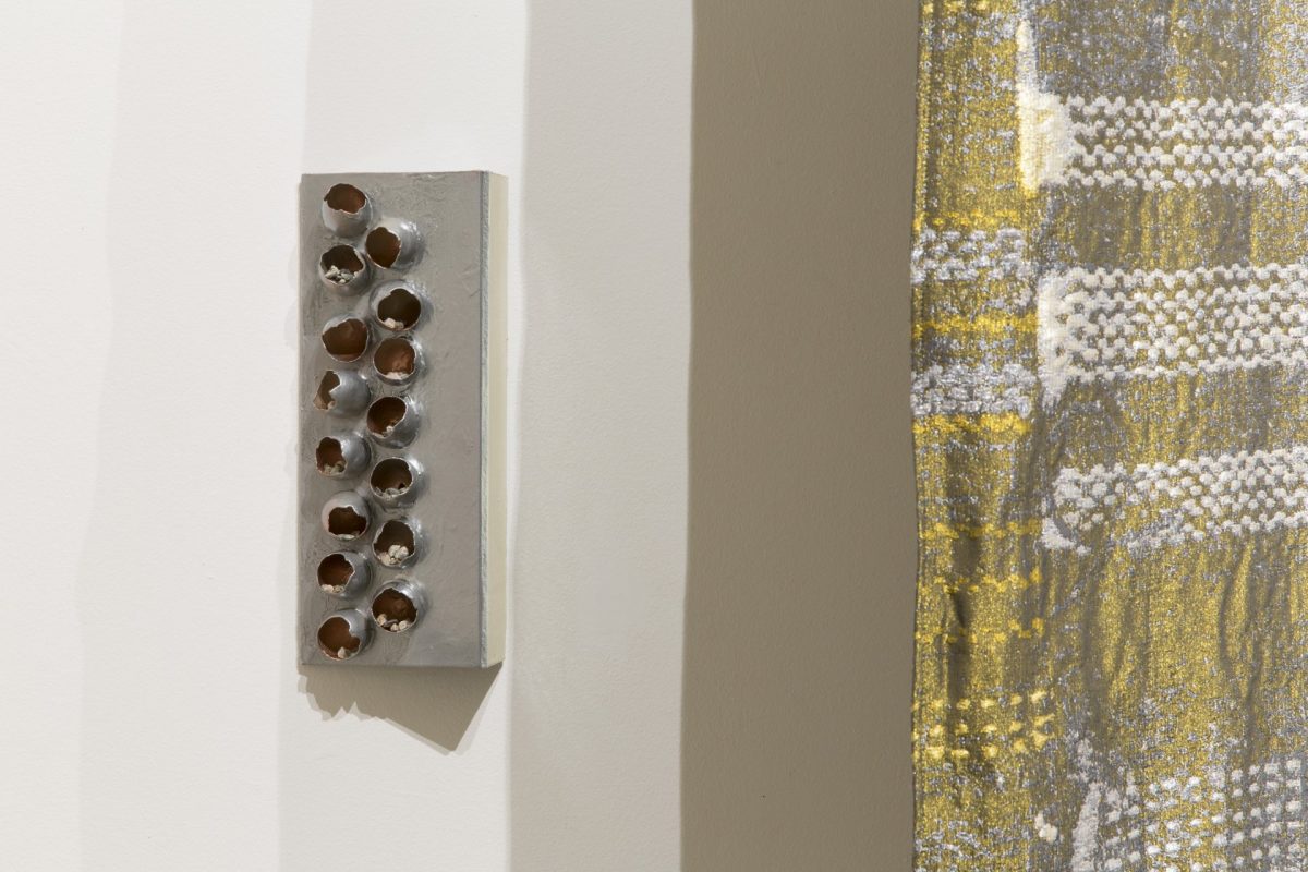 pae white, oronitum, 2014
eggs, paint, drywall and gravel, 44 x 18 x 7 cm