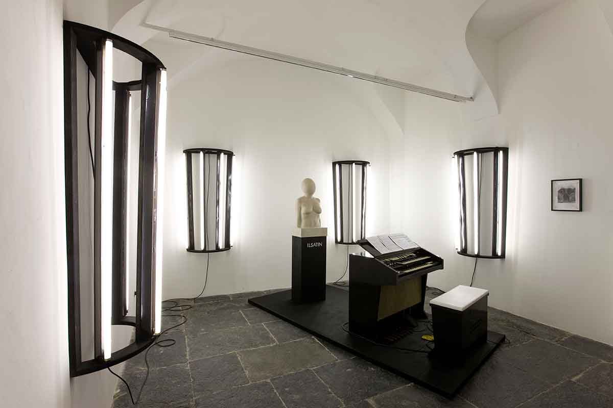 ilsatin, installation view, francesca kaufmann, milan, 2009