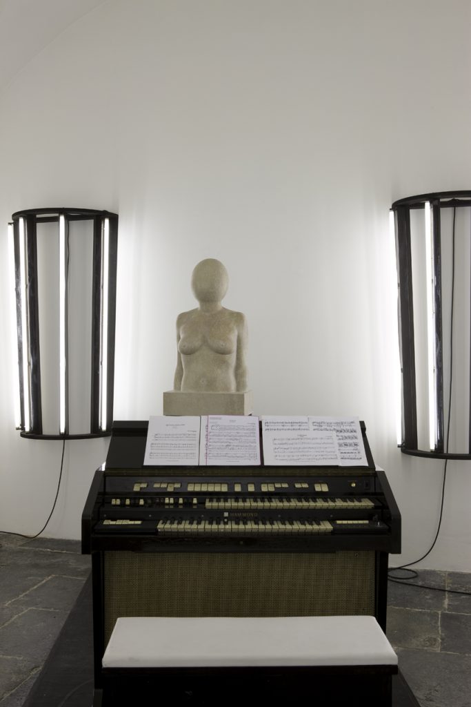 thomas zipp, ilsatin, 2009
travertine marble, 185 x 44 x 44