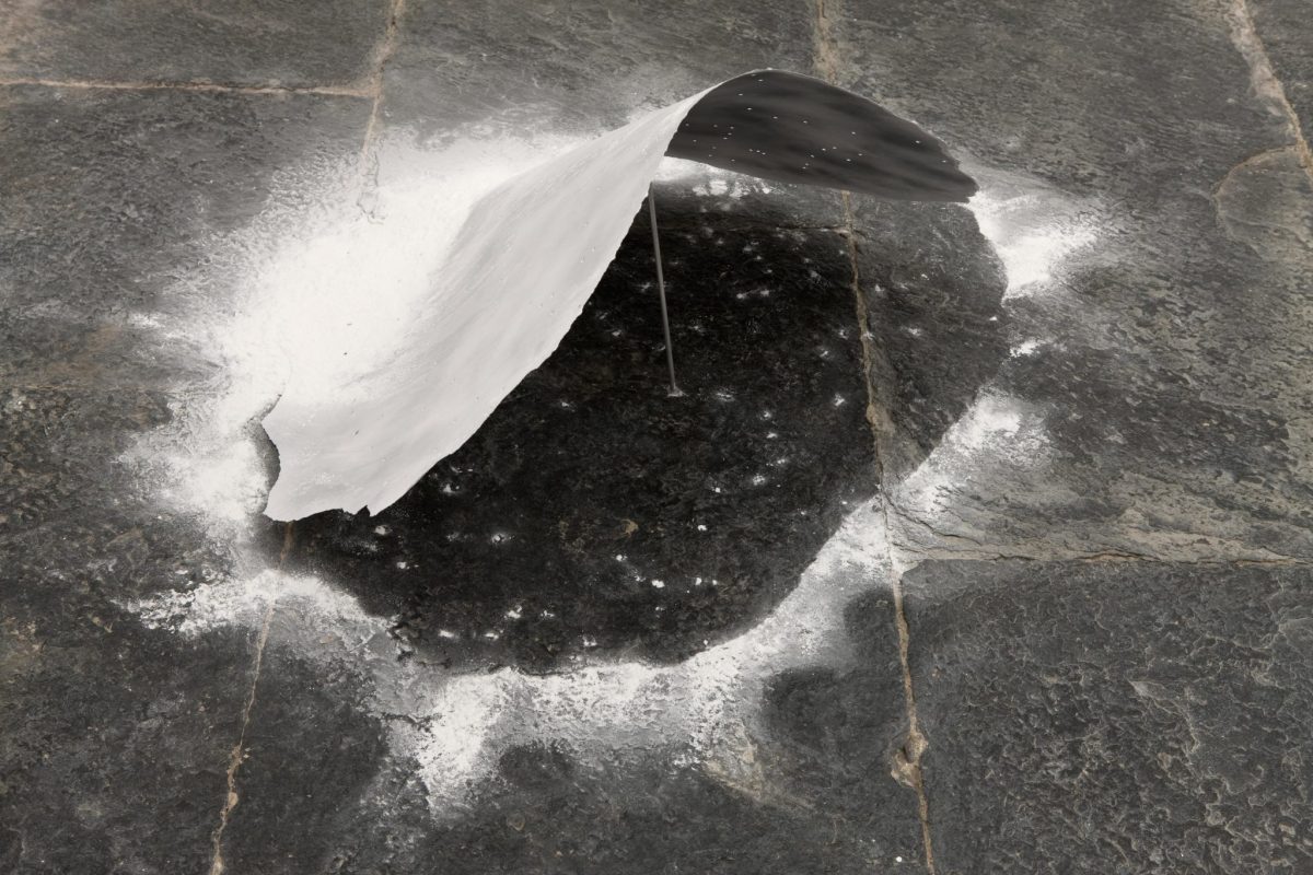 <i>lo stupore è nuovo ogni giorno</i>, 2008</br>aluminium, baby powder