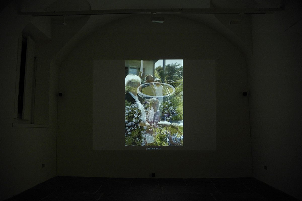 maggie cardelús, looking for time (quogue, 1996), 2007
video, duration 18' loop + ceramic, diam. 60 x 50 cm