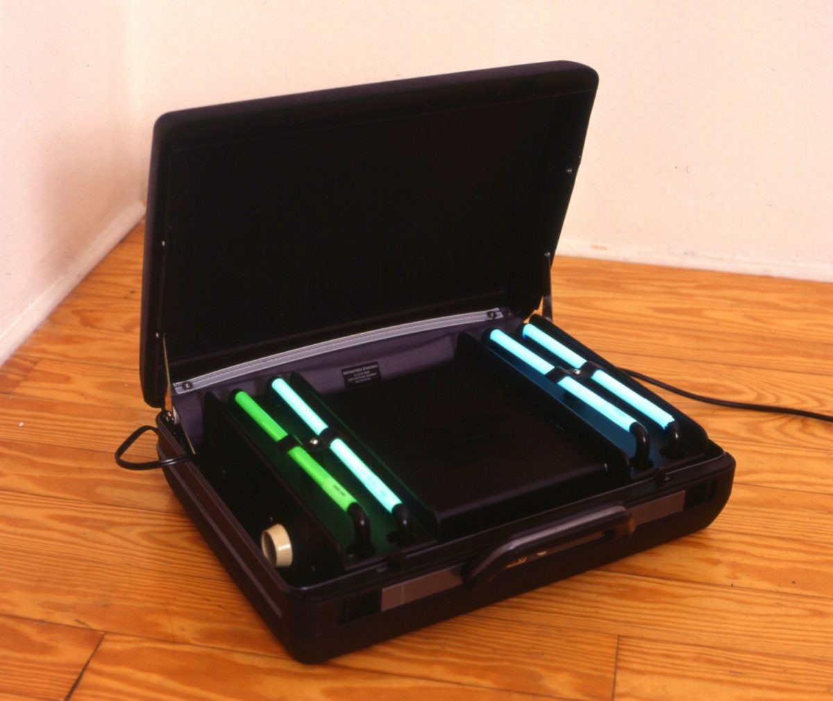 pae white, marine social, 2001
samsonite case, neon, keys, 15 x 37 x 48 cm
