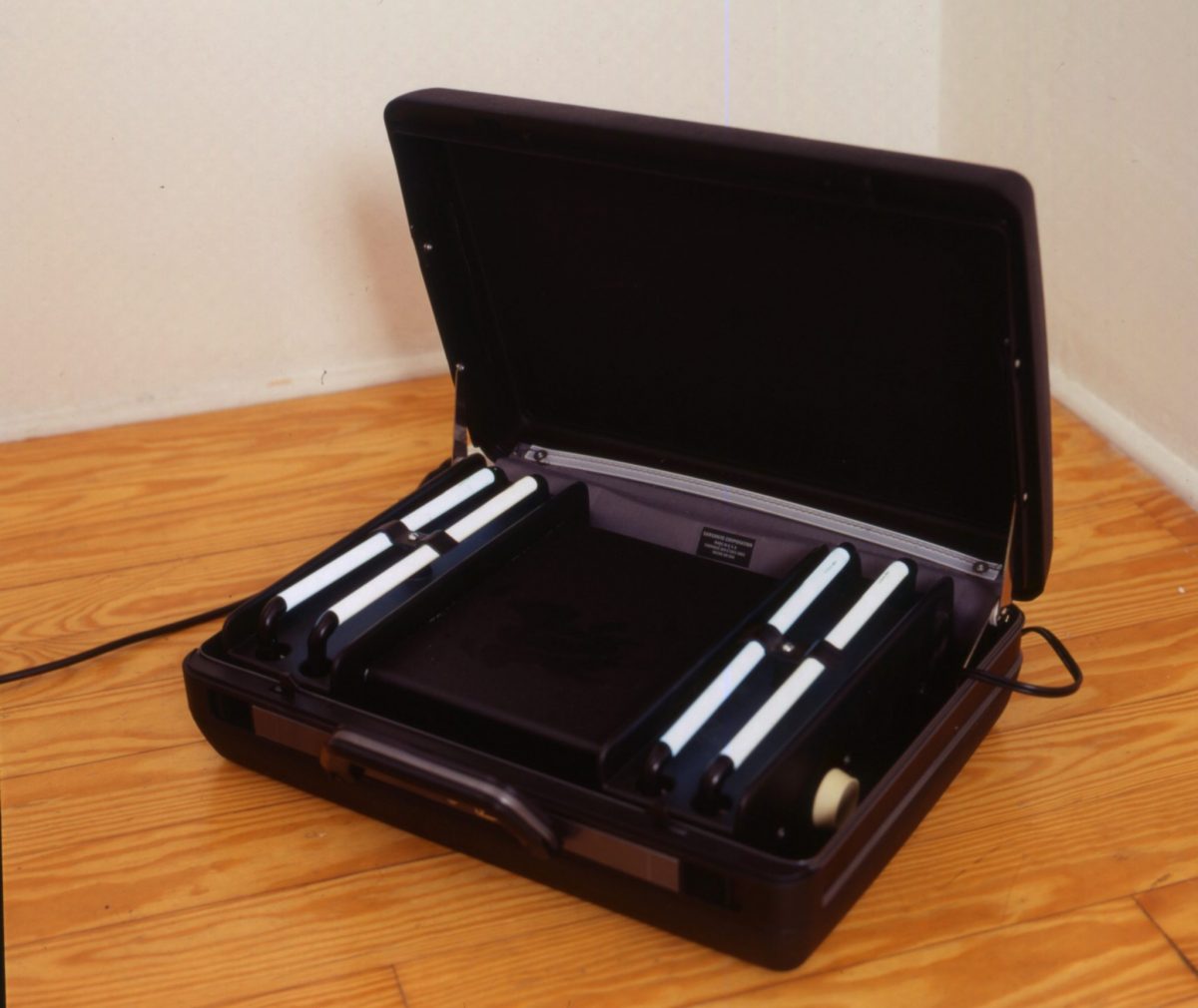 pae white, parachute social, 2001
samsonite case, neon, keys, 15 x 37 x 48 cm
