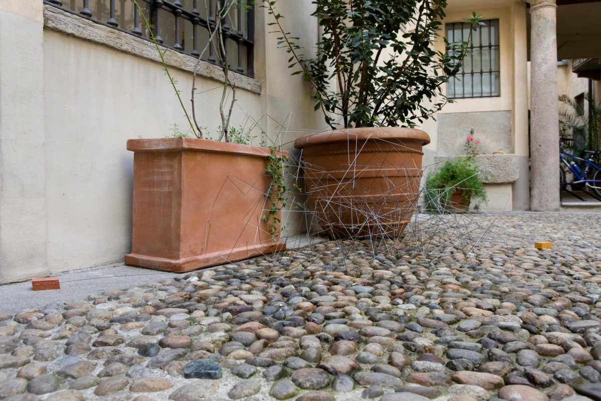 <i>l'immagine di ogni notte possibile</i>, 2008</br>chrome steel, harmonic steel, iraniano red travertine, spanish yellow travertine