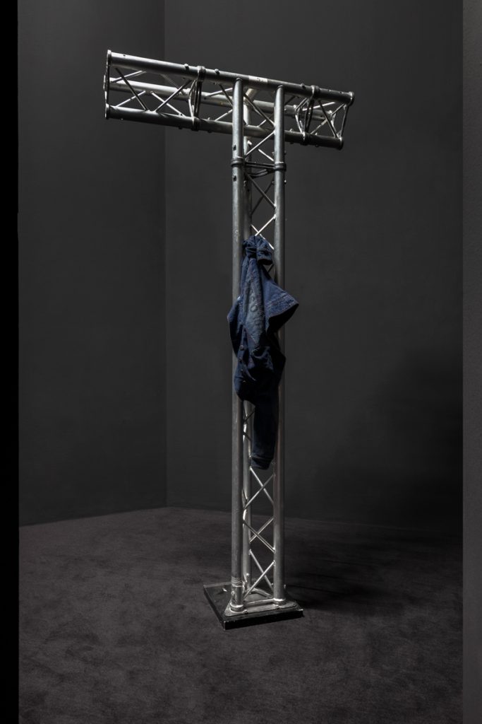 <I>after 5</I>, 2020
</br> 
aluminium, denim jacket, wood 
</br>
245 x 115 x 38 cm / 96.5 x 45.3 x 15 in>