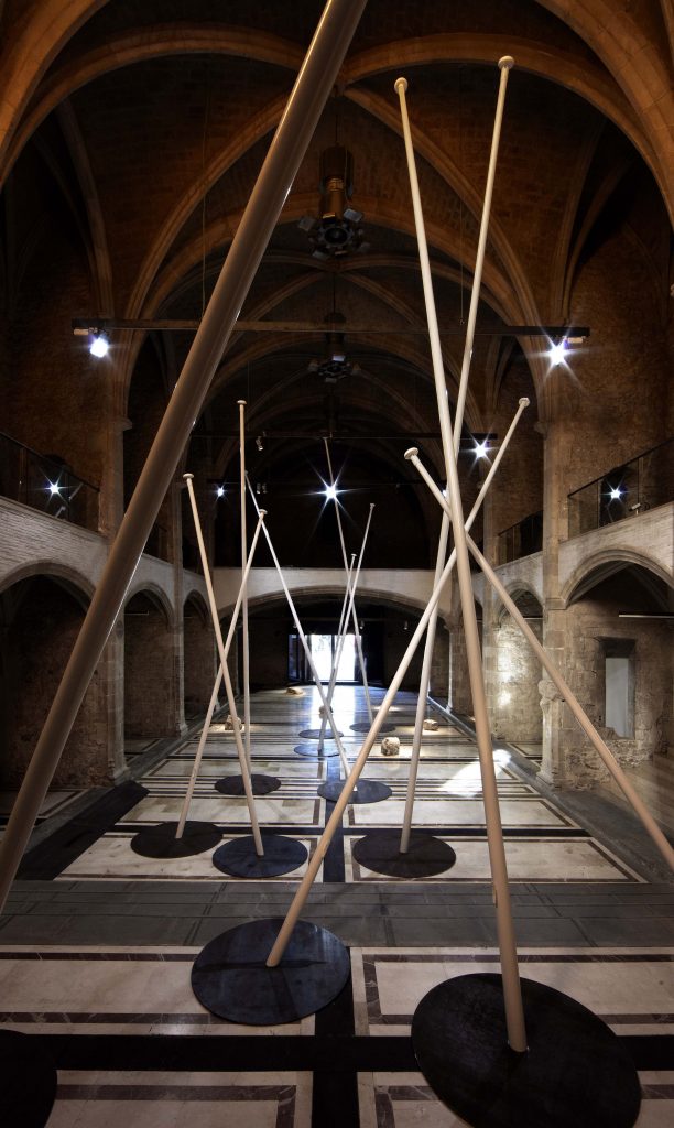 <I>la ronda</i>, 2010
</br> installation view, Capella MACBA, Barcelona