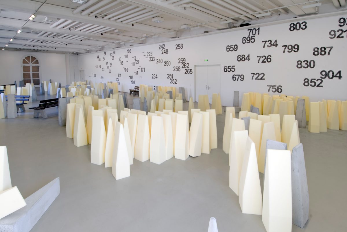 <I>les sanglots long</i>, 2009
</br> installation view, Kunsthalle fridericianum, Kassel