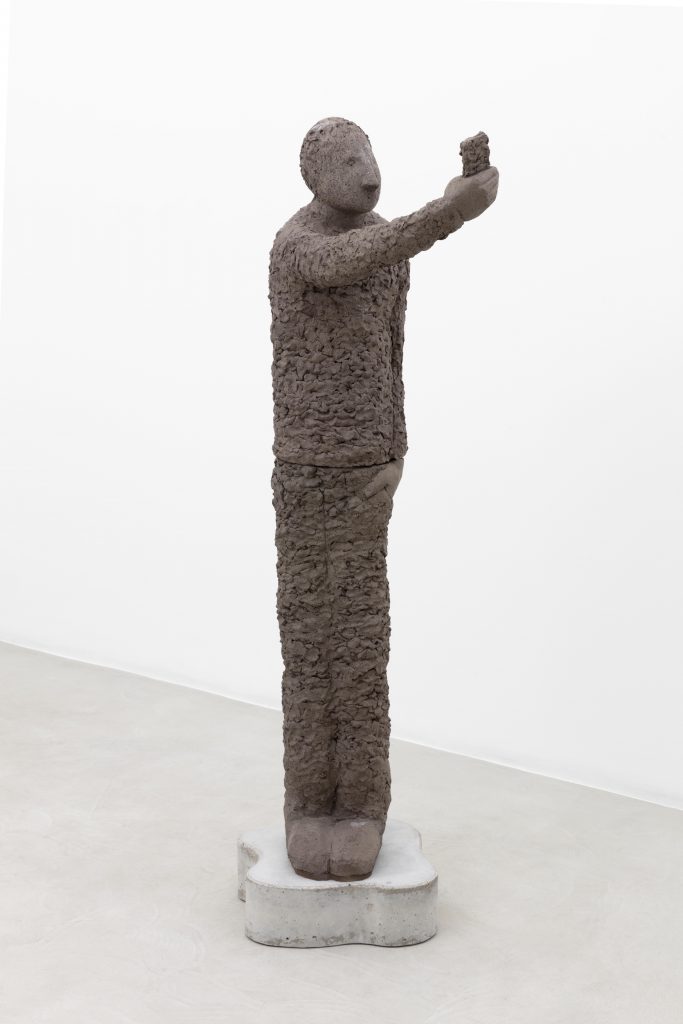 <I>Phone User, 2</I>, 2021
</br>
clay, concrete plinth</br>
182 x 60 x 56 cm / 71.6 x 23.6 x 22 in>