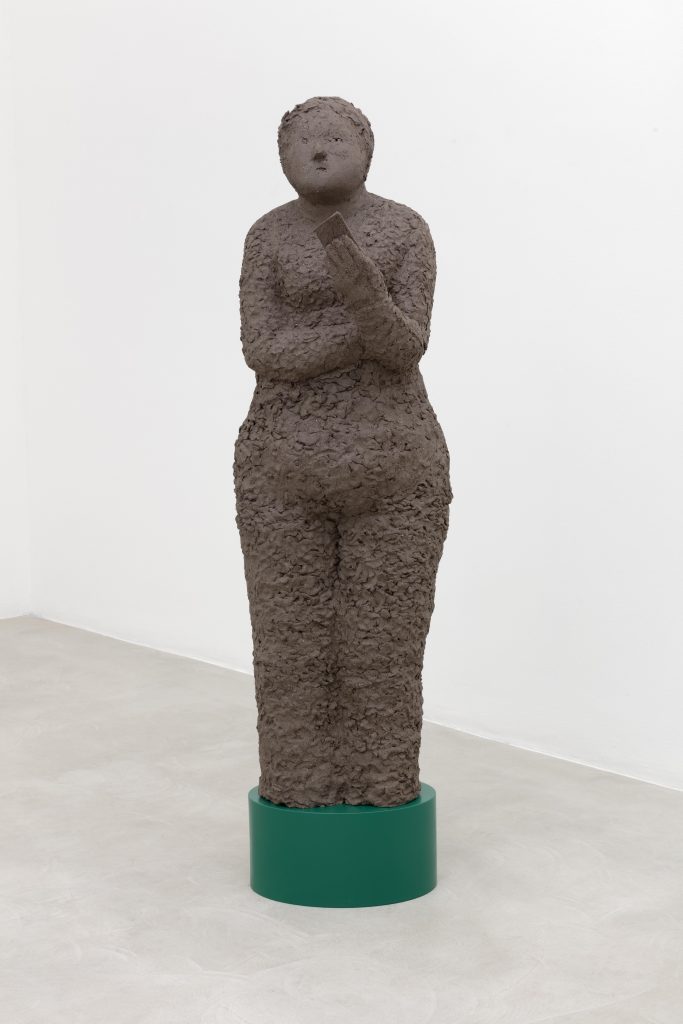 <I>Phone User, 1</I>, 2021
</br>
clay, steel plinth</br>
165 x 46 x 34 cm / 64.9 x 18.1 x 13.3 in>