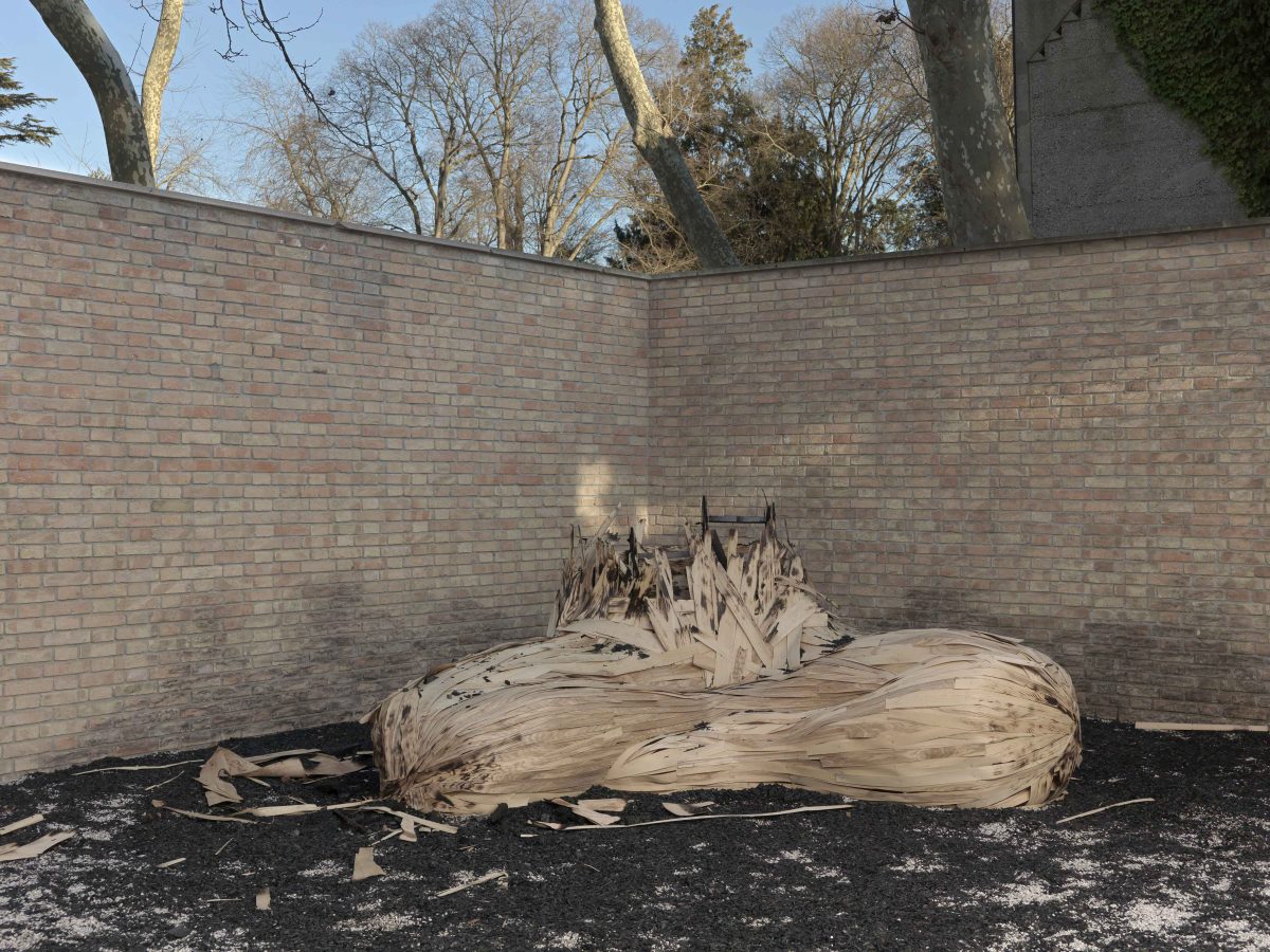 <i>Le concert (figure 1)</i>, 2022 </br>
wood, burnt wood, wood chips, charcoal, stapples, screws</br>
156 x 335 x 239 cm / 61.4 x 131.8 x 94 in